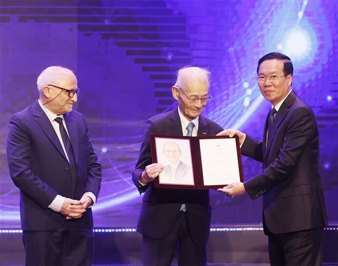 VinFuture Grand Prize awarded to invention in solar cells, Lithium-ion batteries ảnh 1