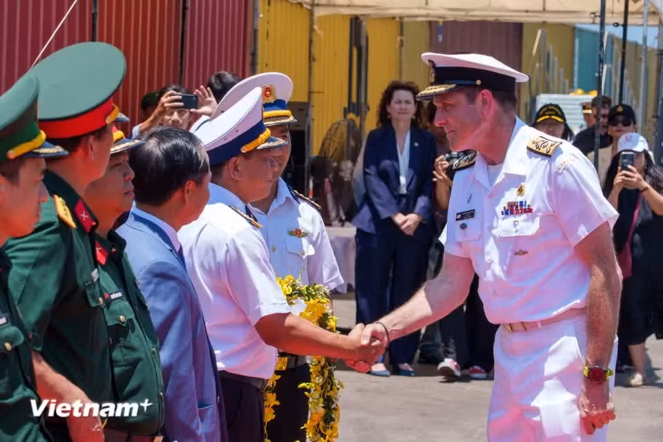 Gallery - A close-up view of Canadian frigate HMCS Charlottetown on goodwill visit to Da Nang - image 33