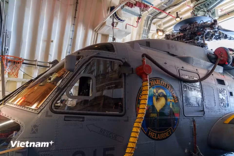 Gallery - A close-up view of Canadian frigate HMCS Charlottetown on goodwill visit to Da Nang - image 34