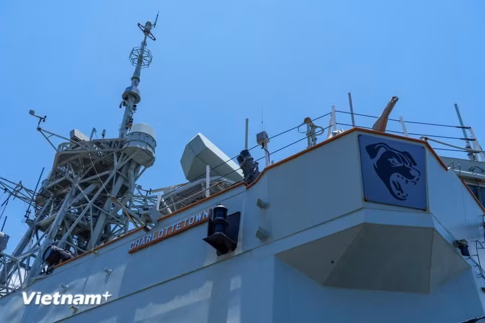 Gallery - A close-up view of Canadian frigate HMCS Charlottetown on goodwill visit to Da Nang - image 35
