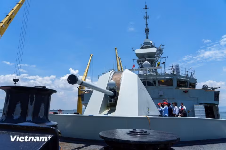 Gallery - A close-up view of Canadian frigate HMCS Charlottetown on goodwill visit to Da Nang - image 37