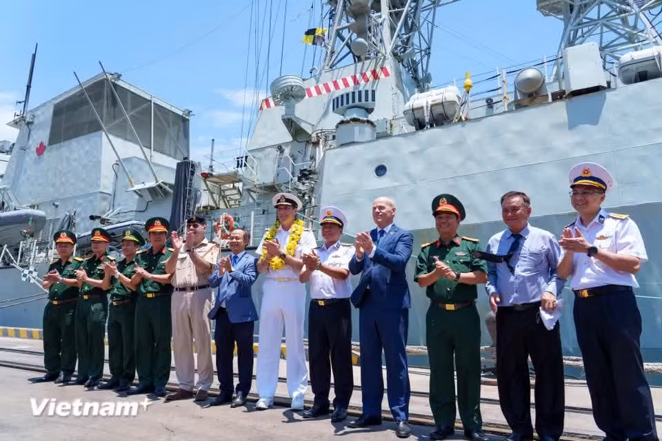 Gallery - A close-up view of Canadian frigate HMCS Charlottetown on goodwill visit to Da Nang - image 38