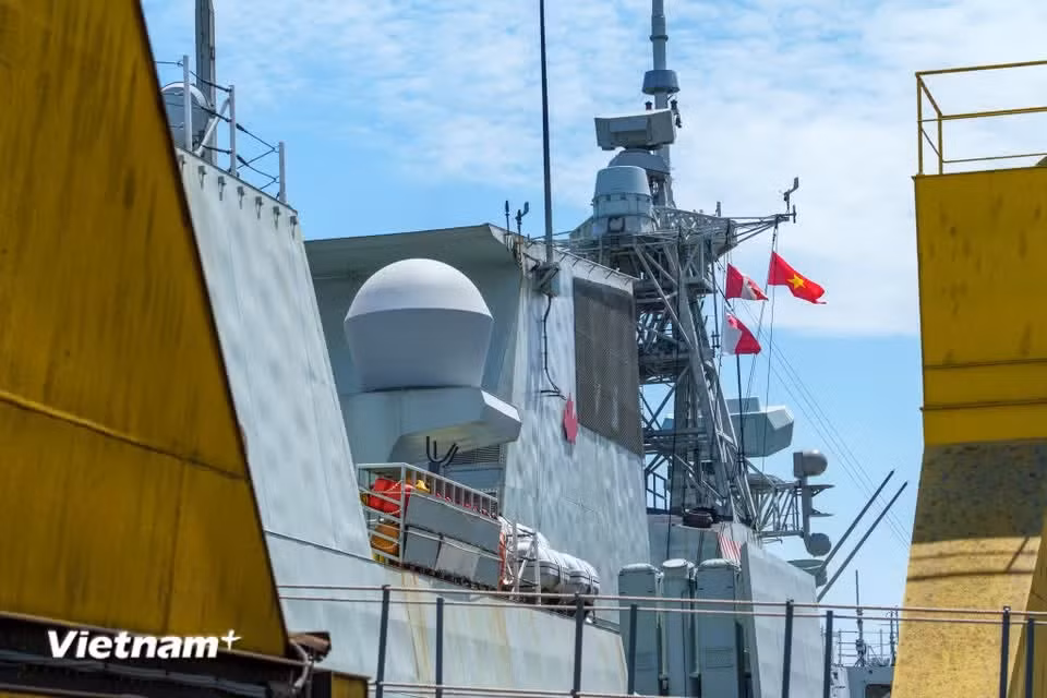 Gallery - A close-up view of Canadian frigate HMCS Charlottetown on goodwill visit to Da Nang - image 39