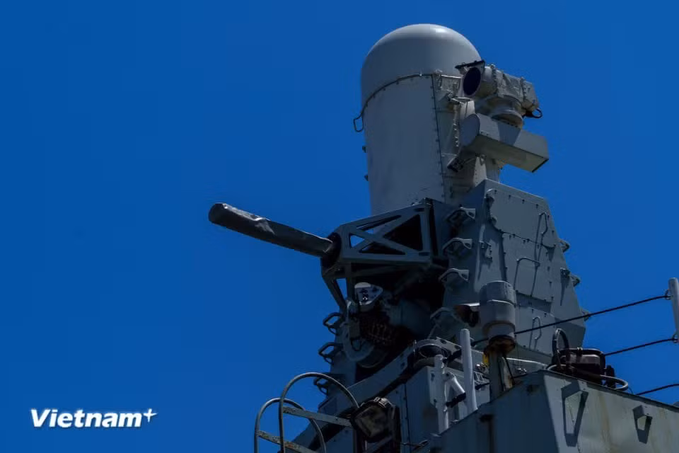 Gallery - A close-up view of Canadian frigate HMCS Charlottetown on goodwill visit to Da Nang - image 40