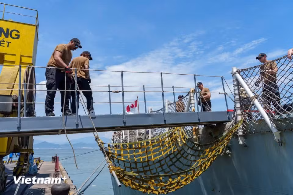 Gallery - A close-up view of Canadian frigate HMCS Charlottetown on goodwill visit to Da Nang - image 41