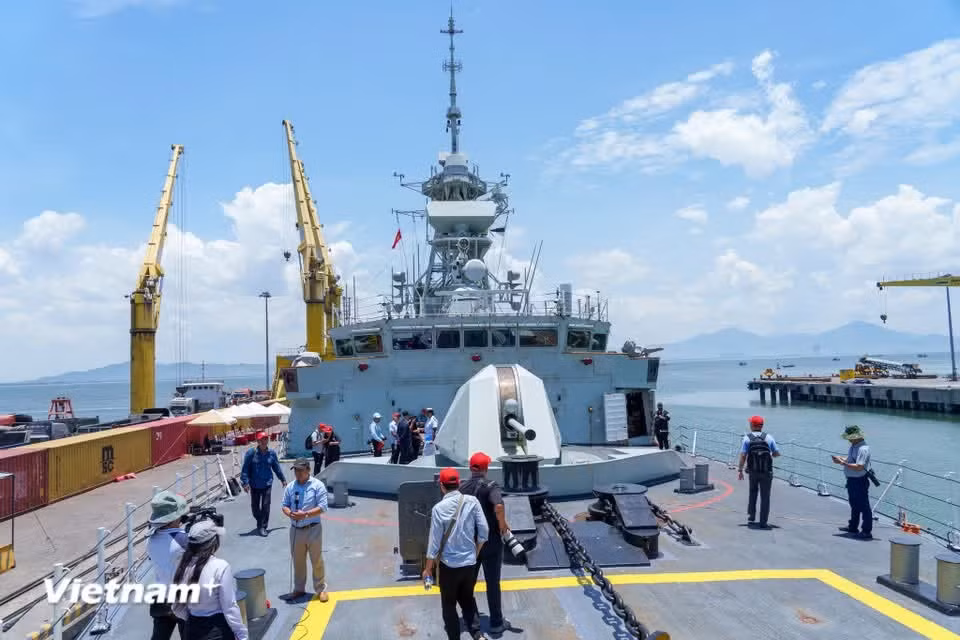 Gallery - A close-up view of Canadian frigate HMCS Charlottetown on goodwill visit to Da Nang - image 42