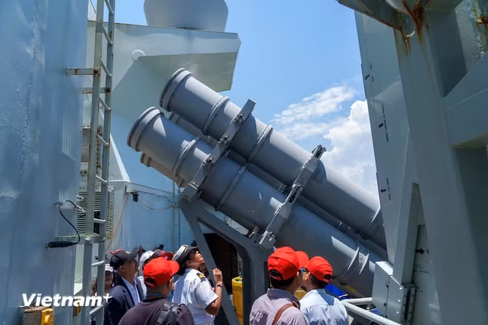 Gallery - A close-up view of Canadian frigate HMCS Charlottetown on goodwill visit to Da Nang - image 43