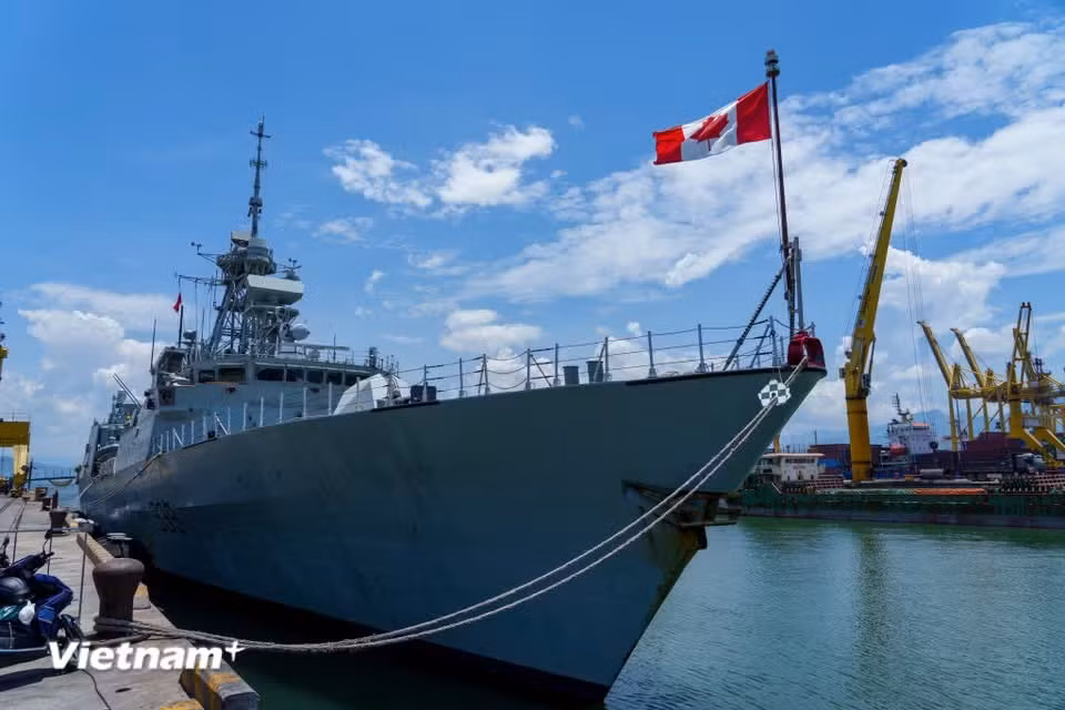 Gallery - A close-up view of Canadian frigate HMCS Charlottetown on goodwill visit to Da Nang - image 44