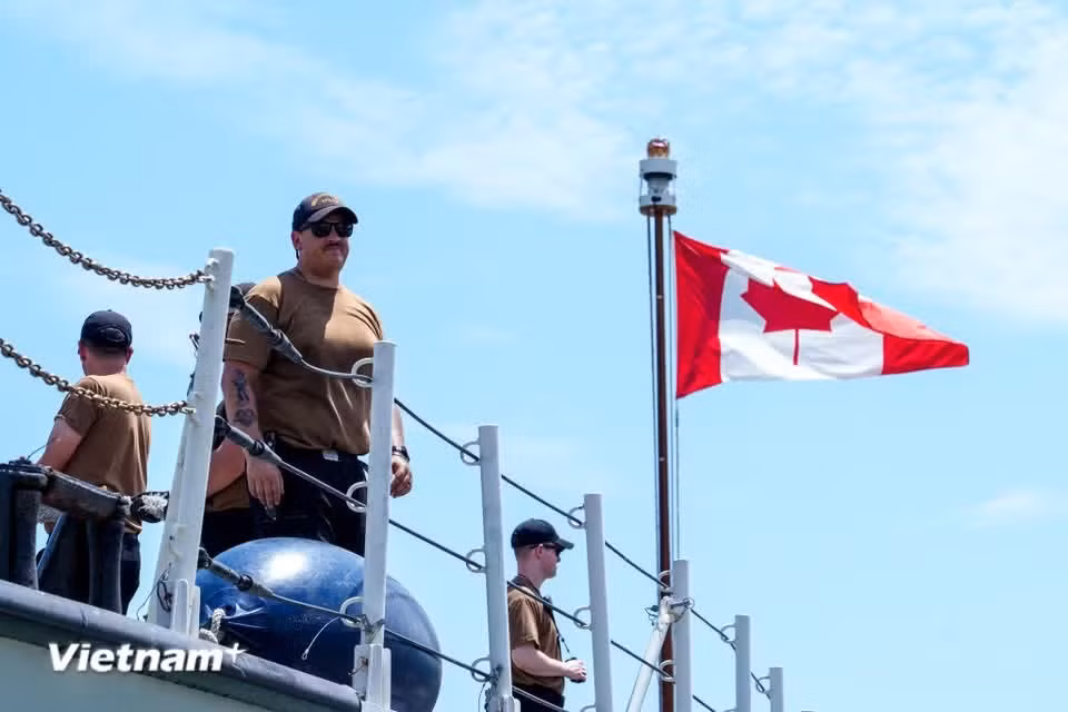 Gallery - A close-up view of Canadian frigate HMCS Charlottetown on goodwill visit to Da Nang - image 45