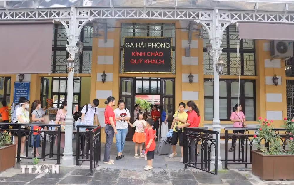 ga-hai-phong-noi-dau-tien-don-bac-ho-ve-tham-thanh-pho-cang.jpg