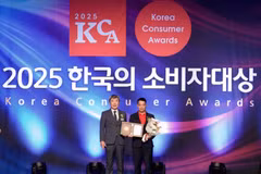 Vietjet Commercial Deputy Director Dinh Xuan Thuy (right), receives the award from Chief Judge Mr. Yoo Chang-jo