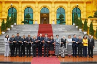 State President Luong Cuong (8th, left) and Ambassadors and Chargé d'Affaires of ASEAN countries and Timor-Leste pose for a group photo in Hanoi on February 19. (Photo: VNA)