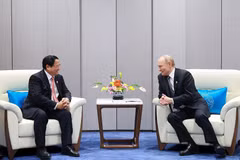 Prime Minister Pham Minh Chinh meets with Russian President Vladimir Putin in Tianjin, China. (Photo: VNA)