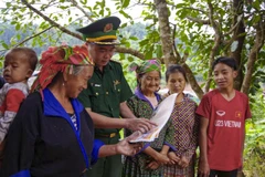 Border guards in Dien Bien support local communities in escaping poverty