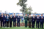 Party General Secretary To Lam (sixth from left) and officials at the launch of the tree planting festival in Hanoi on February 22 (Photo: VNA)