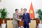 Deputy Minister of Foreign Affairs Do Hung Viet (right) and Colombian Vice Minister of Foreign Affairs for Multilateral Affairs Mauricio Jaramillo Jassir at their meeting in Hanoi on April 16. (Photo: baoquocte.vn)