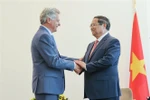 PM Pham Minh Chinh (right) meets with National Secretary of the French Communist Party (PCF) Fabien Roussel in Paris on June 10. (Photo: VNA)