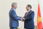 PM Pham Minh Chinh (right) meets with National Secretary of the French Communist Party (PCF) Fabien Roussel in Paris on June 10. (Photo: VNA)