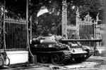 A tank of the Liberation Army passes through the iron gate, entering the Independence Palace – the last stronghold of the enemy, around the noon of April 30, 1975. (Photo: VNA)