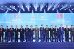 President of Vietnam Luong Cuong (10th from left), Party General Secretary and President of Laos Thongloun Sisoulith (ninth from left), and officials of the two countries at the inauguration ceremony of Wharf No. 3 of Lao - Viet International Port on April 28 (Photo: VNA)