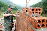 Military soldiers rebuild homes damaged by natural disasters in Tay Tra commune, Quang Ngai province. (Photo: VNA)