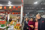 Visitors to the Vietnamese booth at the fair (Photo: VNA)