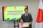 Kim Tra My (left), a contestant, receives a certificate from the Vietnamese Embassy in Japan. (Photo: VNA)