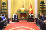State President Luong Cuong (R) and Chief Justice of the Supreme Court of Mongolia Ganzorig Damdin in Hanoi on March 4. (Photo: VNA)
