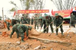 Soldiers of Military Region 5 assist residents in Dak Lak province to rebuild houses after recent floods. (Photo: VNA)