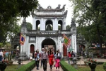 Visitors at the Temple of Literature in Hanoi (Photo: VNA)