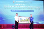 Secretary of the Ninh Binh provincial Youth Union Trinh Nhu Lam (right) presents a painting of the Trang An landscape to a representative of the Chinese youth. (Photo: VNA)