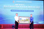 Secretary of the Ninh Binh provincial Youth Union Trinh Nhu Lam (right) presents a painting of the Trang An landscape to a representative of the Chinese youth. (Photo: VNA)