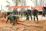 Soldiers of Military Region 5 help locals in Dak Lak province rebuild houses after recent floods. (Photo: VNA)