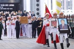 The portrait and coffin of former State President Tran Duc Luong are transferred to the hearse following the memorial service at the National Funeral Hall in Hanoi on May 25 morning. (Photo: VNA)