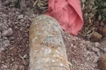 The bomb was buried about 50cm underground and found on July 8 by a resident in in Mau Son hamlet, Luc Nam commune. (Photo: VNA)