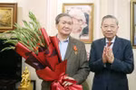 Party General Secretary To Lam (right) presents the Ho Chi Minh Order to Dinh The Huynh, former Politburo member and former permanent member of the Secretariat of the 12th Party Central Committee, on January 23. (Photo: VNA)