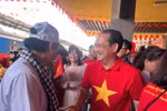 Passengers on the Reunification Train with two extra services from Hanoi and HCM City are welcomed at Da Nang Railway Station. (Photo courtesy of VNR)