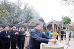 Party General Secretary To Lam offers incense at the temple dedicated to King Dinh Tien Hoang in Ninh Binh province. (Photo: VNA)