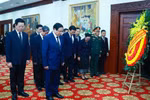 Prime Minister Pham Minh Chinh pays respects to former President of the Lao People’s Revolutionary Party and former State President of Laos Khamtay Siphandone in Hanoi on April 4. (Photo: VNA)