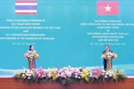 Prime Minister Pham Minh Chinh (right) and his Thai counterpart Paetongtarn Shinawatra announce the elevation of Vietnam-Thailand relations to a comprehensive strategic partnership at a press conference in Hanoi on May 16. (Photo: VNA)
