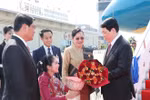 State President Luong Cuong is welcomed at Wattay International Airport. (Photo: VNA)