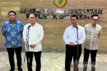 Indonesian Minister of Agriculture (Mentan) Andi Amran Sulaiman (second right), Minister of Investment and Downstreaming and CEO of Danantara Rosan Perkasa Roeslani (second left), Deputy Minister of Agriculture Sudaryono (left), Deputy Head of the State-Owned Enterprises Regulatory Agency (BP BUMN) Aminuddin Ma'ruf at a press conference in Jakarta. (Photo: Antara)