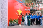 VNA General Director Vu Viet Trang introduces the first Victory Bulletin – the most important bulletin issued by the VNTTX (now Vietnam News Agency). (Photo: VNA)