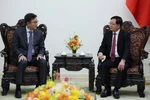 Deputy Prime Minister Ho Quoc Dung (right) receives Yongsoo Huh, Vice Chairman and CEO of GS Energy. (Photo: chinhphu.vn)