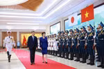 Prime Minister Le Minh Hung and his Japanese counterpart Takaichi Sanae inspect the guard of honour of the Vietnam People’s Army. (Photo: VNA)