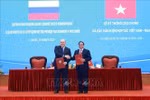 Vietnamese Prime Minister Pham Minh Chinh (right) and Russian Prime Minister Mikhail Vladimirovich Mishustin at the signing ceremony of the joint communiqué. (Photo: VNA)