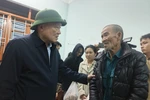 Standing Deputy Prime Minister Nguyen Hoa Binh visits residents in Dong Hoa ward in Dak Lak province, one of the areas hardest hit by the recent floods. (Photo: VNA)
