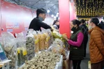 People shop at the festival in Soc Son district. (Photo: kinhtedothi.vn)