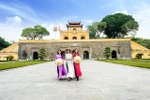 Tourists take a photo at the Imperial Citadel of Thang Long. (Photo: hoangthanhthanglong.com)