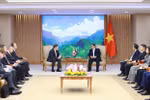Prime Minister Pham Minh Chinh (right) receives Rosatom Director General Alexey Likhachev in Hanoi on January 13. (Photo: VNA)